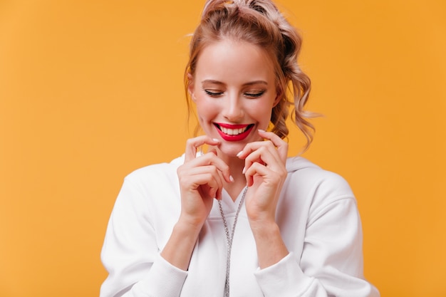 Studio gros plan instantané de femme avec des lèvres brillantes qui brillent de bonheur