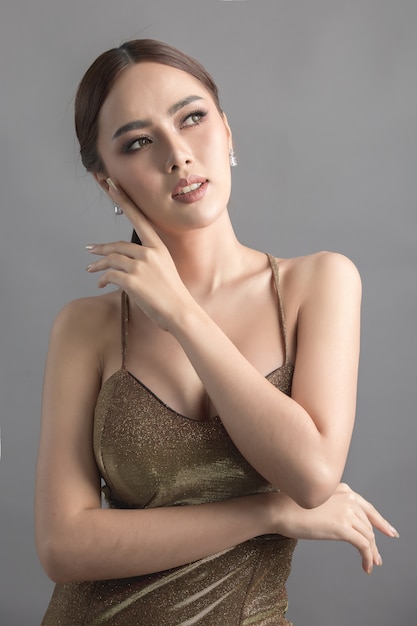 Studio mode photo de femme asiatique