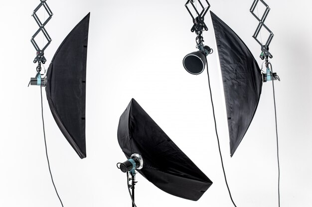 Studio photo vide avec équipement d'éclairage