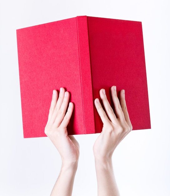 Studio portrait de Beautiful young woman reading