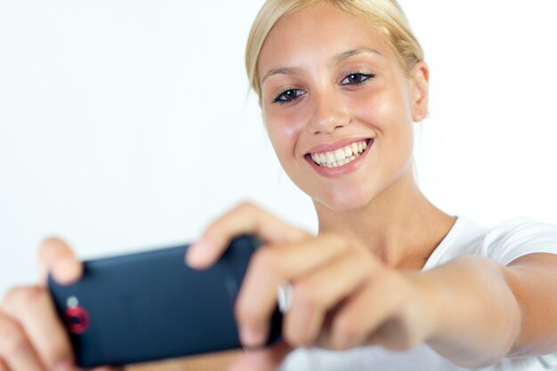 Studio Portrait de belle jeune femme avec mobile.