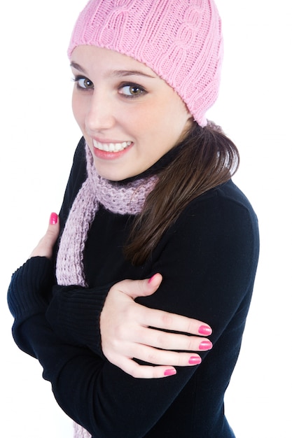Photo gratuite studio portrait d'une belle jeune femme posant avec un casquette en laine rose