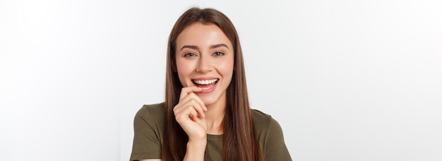 Stupéfaction femme excitée regardant sur le côté surprise heureuse jeune femme regardant de côté dans l'exciteme