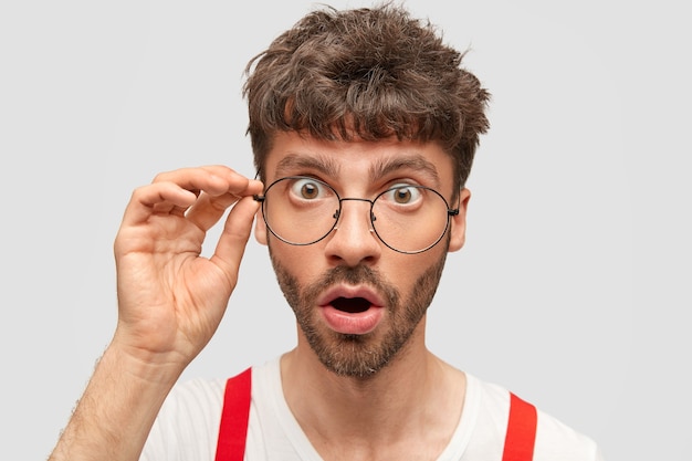 Stupéfié Jeune Bel Homme D'apparence Européenne, Se Rend Compte De Sa Terrible Erreur, Touche Le Bord Des Lunettes