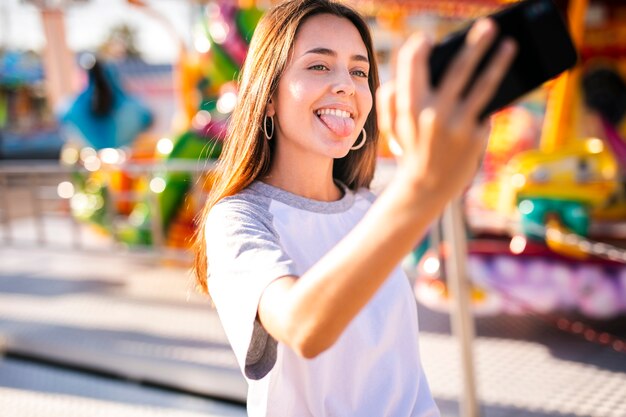 Stupide femme prenant selfie avec téléphone