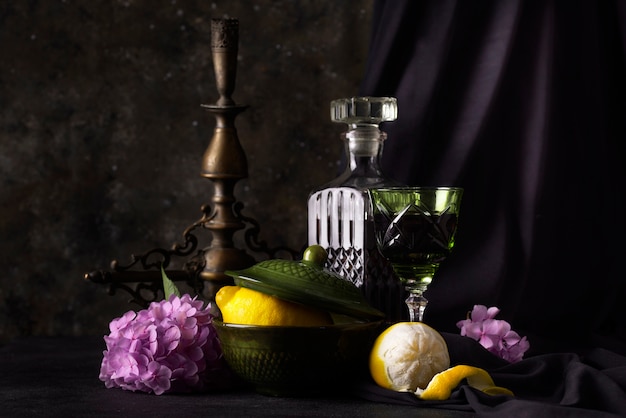 Photo gratuite style baroque avec fleurs et boisson