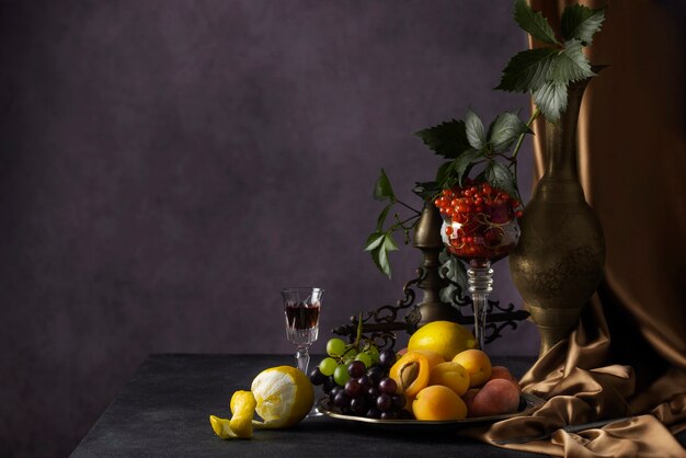 Style baroque avec fruits frais et rideau