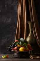 Photo gratuite style baroque avec fruits et vase