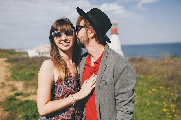Style indie jeune couple hipster amoureux marche dans la campagne