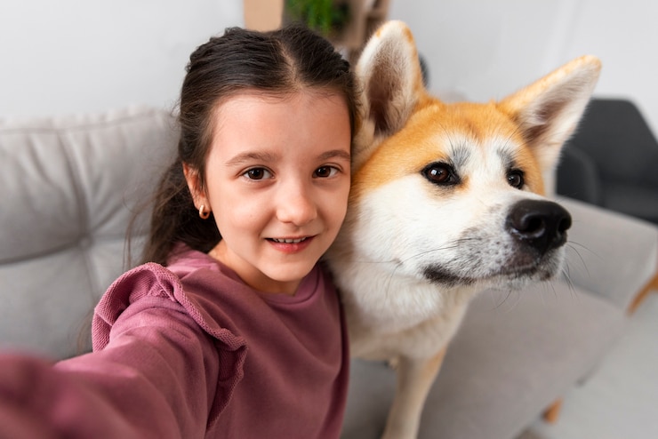 Photo gratuit style de vie de la personne créant du contenu avec son animal de compagnie