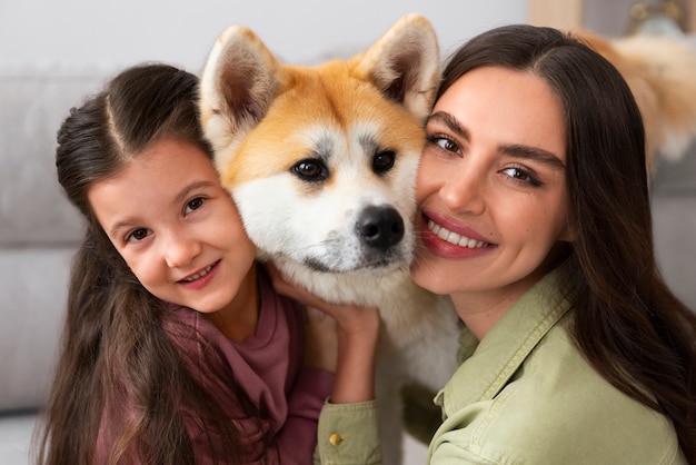 Photo gratuite style de vie de la personne créant du contenu avec son animal de compagnie