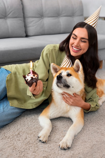 Photo gratuite style de vie de la personne créant du contenu avec son animal de compagnie