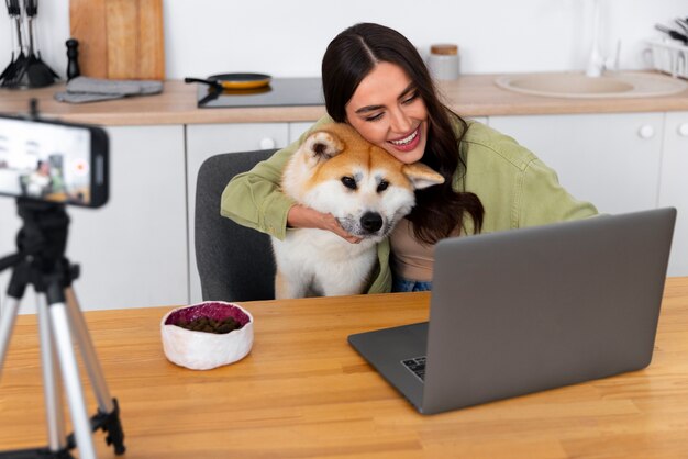 Style de vie de la personne créant du contenu avec son animal de compagnie