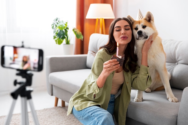 Style de vie de la personne créant du contenu avec son animal de compagnie