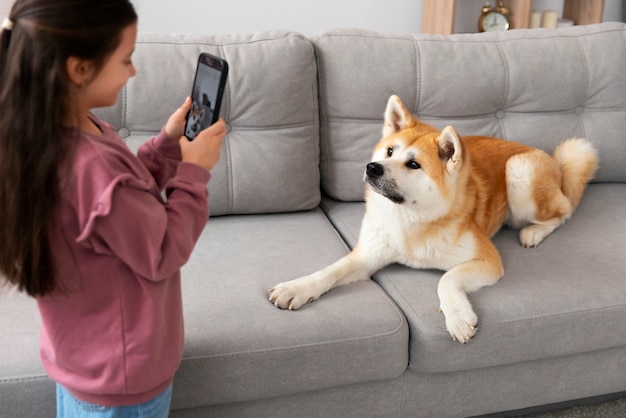 Photo gratuite style de vie de la personne créant du contenu avec son animal de compagnie