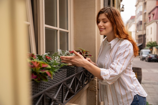 Photo gratuite le style de vie de la personne qui décore sa porte d'entrée