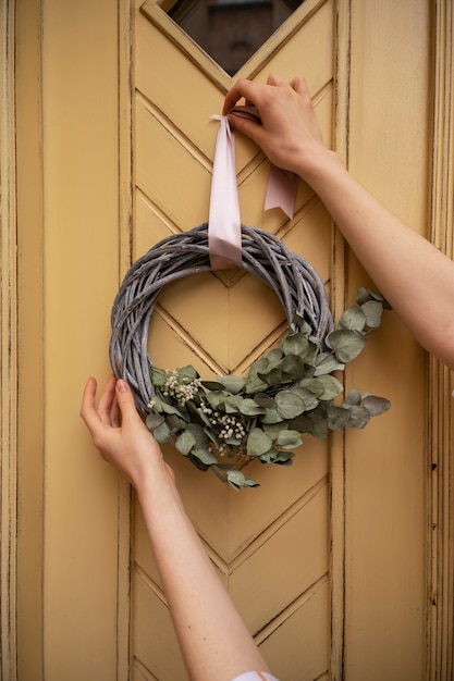 Photo gratuite le style de vie de la personne qui décore sa porte d'entrée