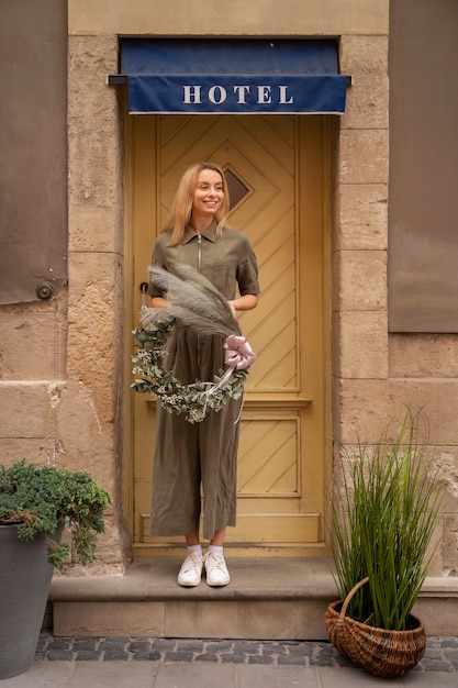 Photo gratuite le style de vie de la personne qui décore sa porte d'entrée