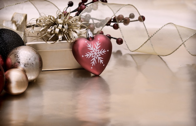 Photo gratuite style vintage de noël de fond avec une boule en forme de coeur