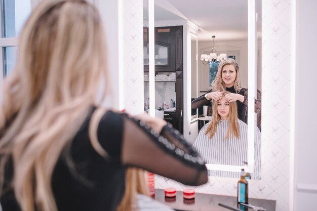 Styliste travaillant avec une fille au salon