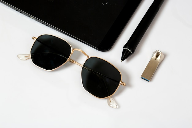 Stylo et clé USB pour lunettes de soleil