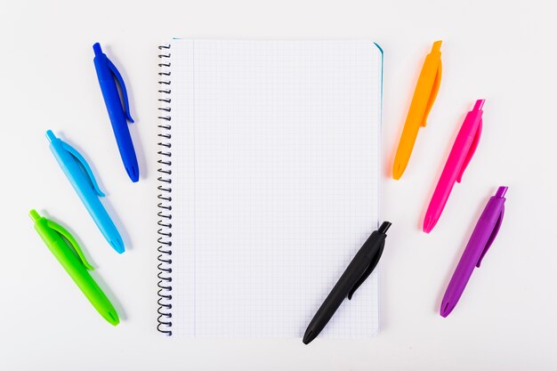 Stylos multicolores avec carnet