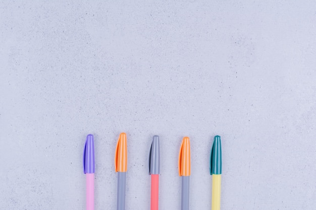 Photo gratuite stylos multicolores pour la coloration de mandala sur gris.