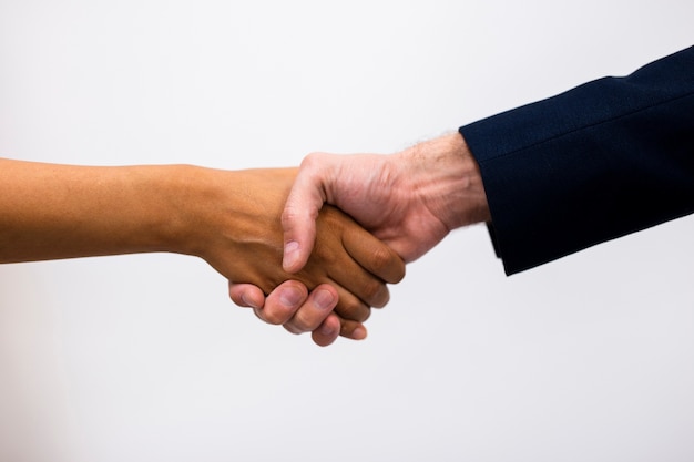 Succès de la collaboration commerciale par une poignée de main