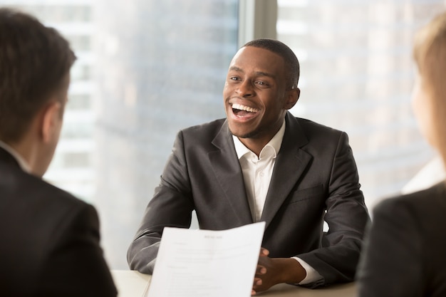 Succès heureux candidat mâle noir se faire embaucher, a trouvé un emploi
