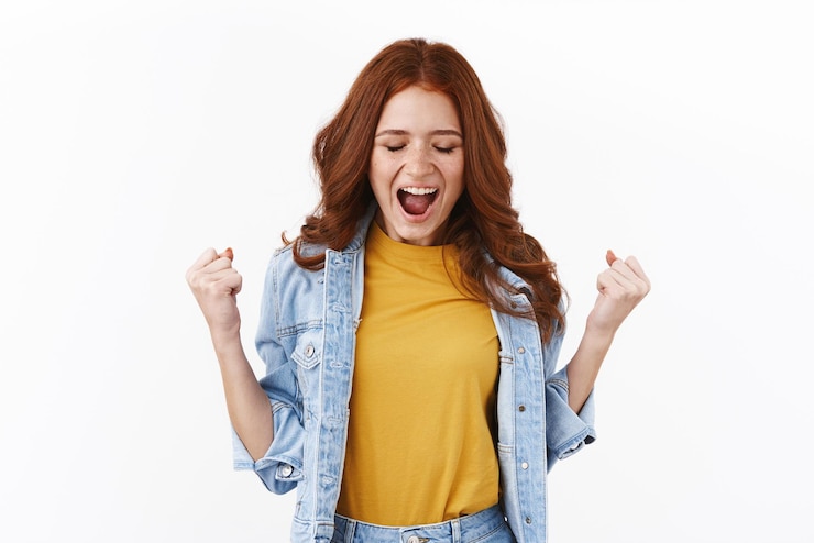 Photo gratuit succès de la réussite et concept de célébration la fille a finalement réussi tous les examens, se sent soulagée et heureuse, ferme les yeux et dit oui en se réjouissant triomphant sur fond blanc atteindre l'objectif