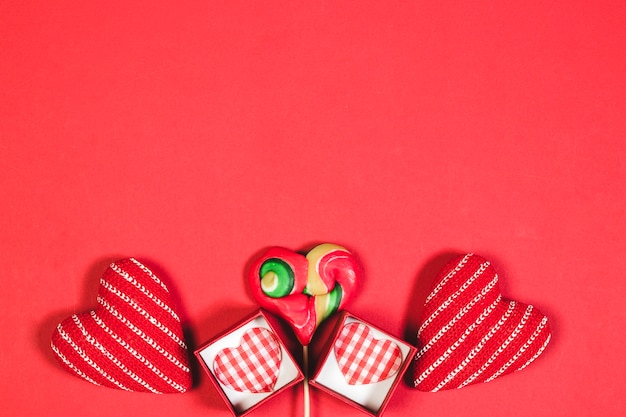 Photo gratuite sucette près des boîtes et des coeurs