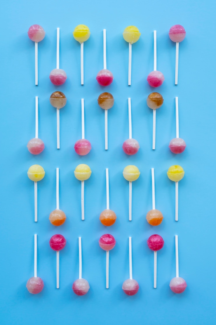 Photo gratuit sucettes boules colorées à plat