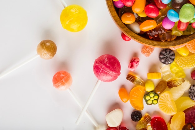 Sucettes colorées près de bonbons délicieux