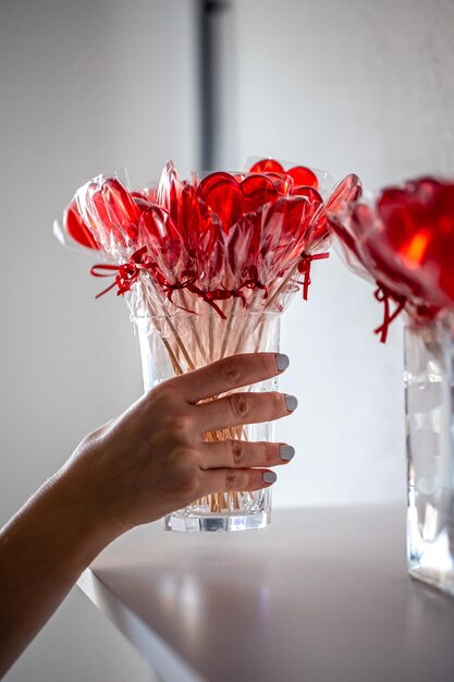 Sucettes rouges en forme de coeur sur le comptoir d'un magasin de bonbons