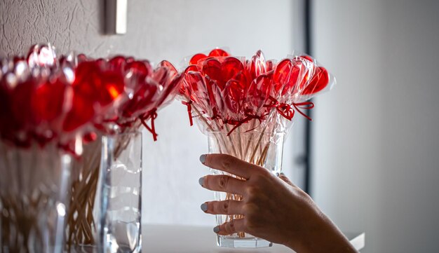 Sucettes rouges en forme de coeur sur le comptoir d'un magasin de bonbons