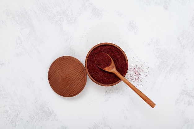 Le sumac est une épice pourpre piquante utilisée comme épice dans la cuisine du moyen-orient