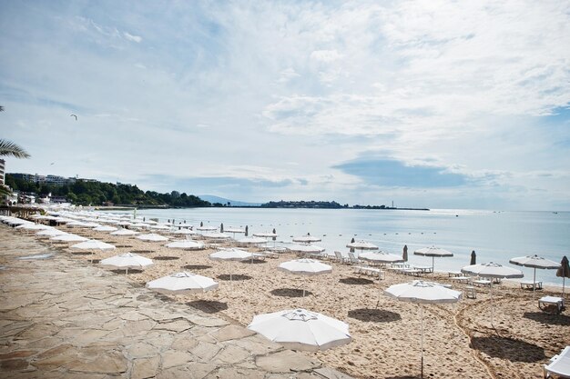 Sunny Beach sur la mer Noire en Bulgarie Vacances d'été voyage vacances Chaises longues