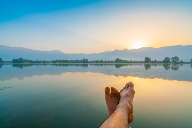 Photo gratuite sunrise sur le lac dal, l'inde du cachemire.