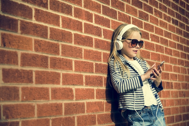 Photo gratuite super-héros enfants caucasiens et jouer à tirer