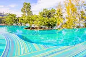 Photo gratuite super hôtel avec piscine et arbres