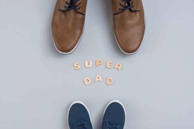 Super papa inscription avec chaussures homme et enfant