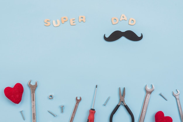 Photo gratuite super papa inscription avec outils et moustache en papier