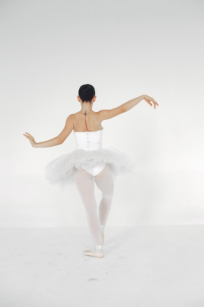 Photo gratuite superbe danseuse de ballet. ballerine à pointe.