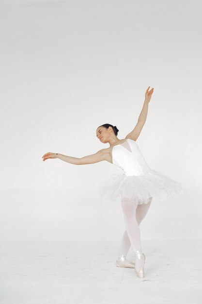 Superbe danseuse de ballet. Ballerine à pointe.