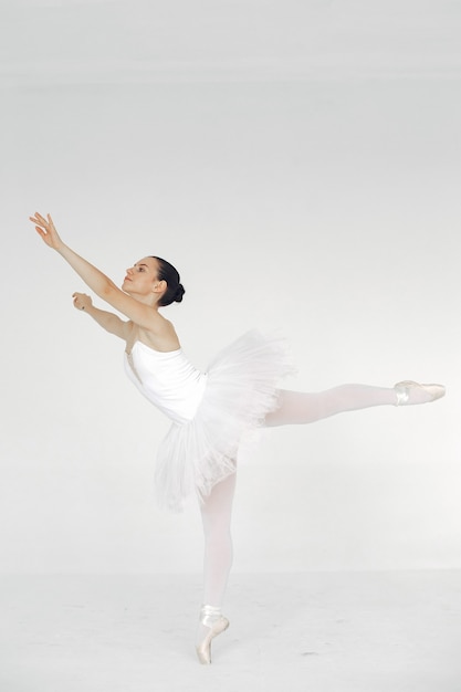 Superbe danseuse de ballet. Ballerine à pointe.