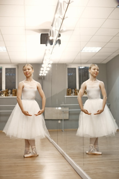 Photo gratuite superbe danseuse de ballet. ballerine à pointe.