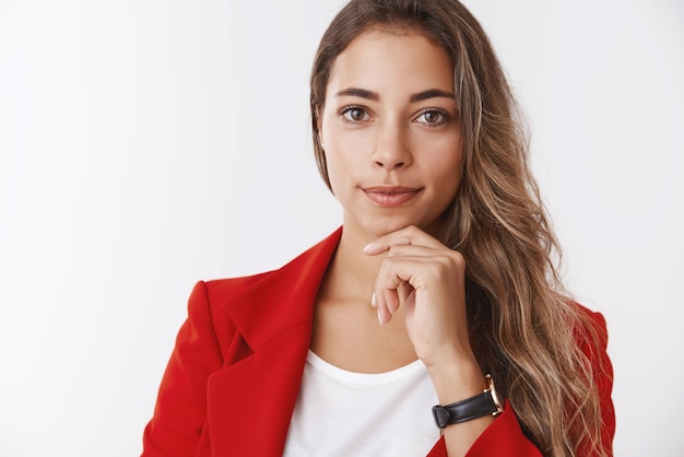 Superbe femme d'affaires moderne réussie élégante en veste rouge tendance souriante