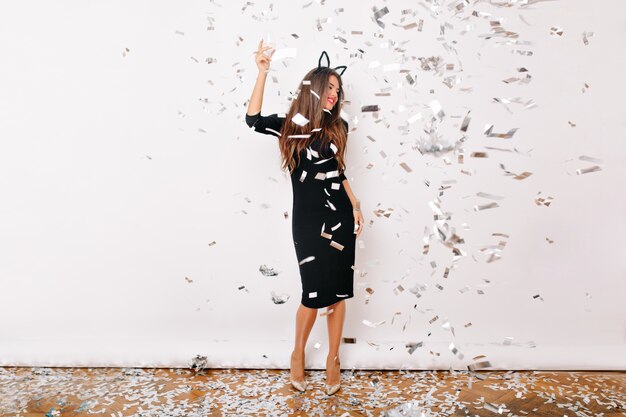 Photo gratuite superbe femme blanche, passer du temps à la fête