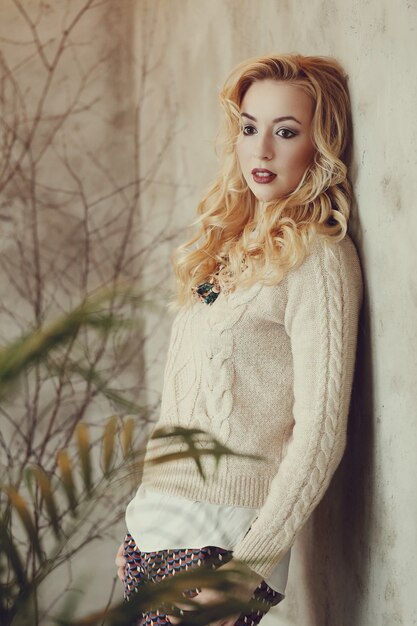 Superbe femme blonde en pull beige