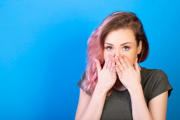 Superbe femme couvre coquette sa bouche avec les mains